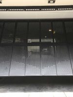 Portón-levadizo-automático-metálico-Modelo-en-chapa-punzonada-con-diseño-especial.Medidas-de-4.50-m-x2.40-m